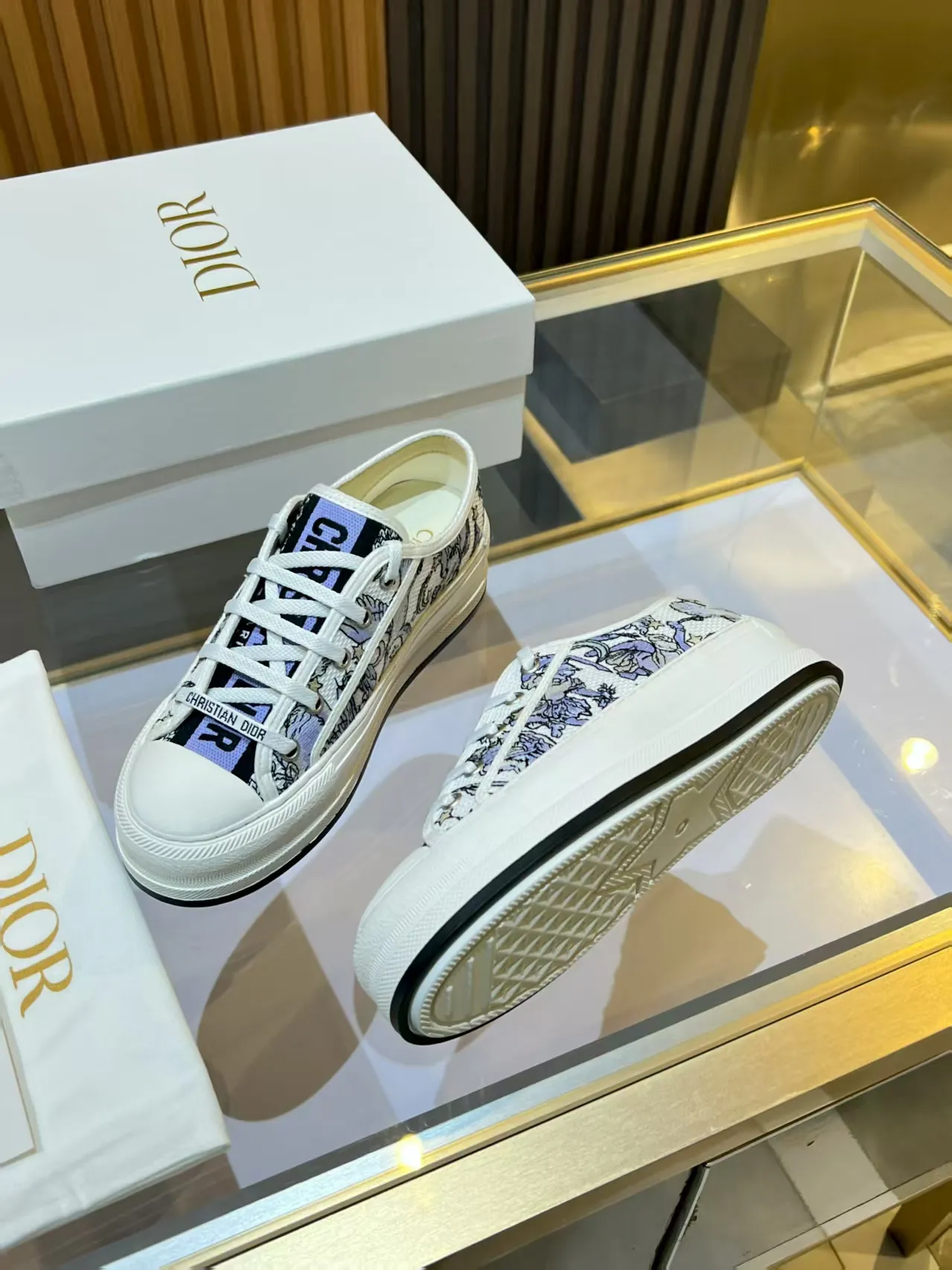 👟👟Ex-factory price 520👟👟 Walk‘n’Dior embroidered mid-top casual shoes are new in 2025. On the fashion stage, Dior embroidered shoes are the well-deserved protagonist. Delicate stitching is used on the upper, every stitch is devoted to the craftsman's efforts, and every thread is woven with artistic poetry. From complex floral patterns to smart geometric textures, embroidery is like the magic that gives shoes life, allowing them to show dynamic beauty even in static conditions.   Wearing Dior embroidered shoes feels like stepping into a dream world full of art. It is not only a pair of shoes, but also a walking piece of art that perfectly integrates fashion and culture. Whether you are strolling on the bustling city streets or attending important social occasions, Dior embroidered shoes can add unique charm to your style and become the focus of everyone's attention.   Choosing Dior embroidered shoes means choosing a persistent pursuit of quality and a unique understanding of fashion. Let it accompany you through every wonderful moment and leave your own fashion mark.  Material: Sheepskin lining, feet, silk cowhide, size 35-41, heel height 5cm